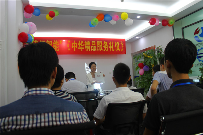課程現場，學員們正在聚精會神的聽課