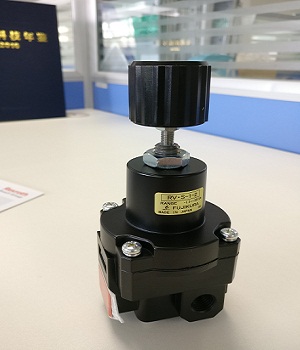 自力可調式減壓閥構造參數，來控制閥門的開度